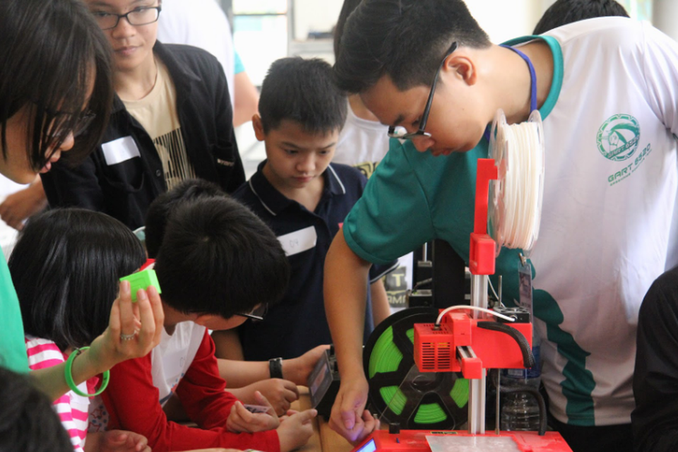 Học sinh Hà Nội thích thú trải nghiệm công nghệ 4.0 tại GART Expo 2018 - 5 Chiếc máy in 3D kích thích sự háo hức, tò mò của các em nhỏ.