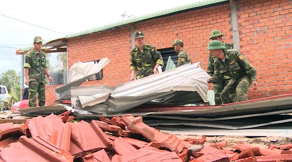 Bộ đội giúp dân dọn dẹp nhà cửa