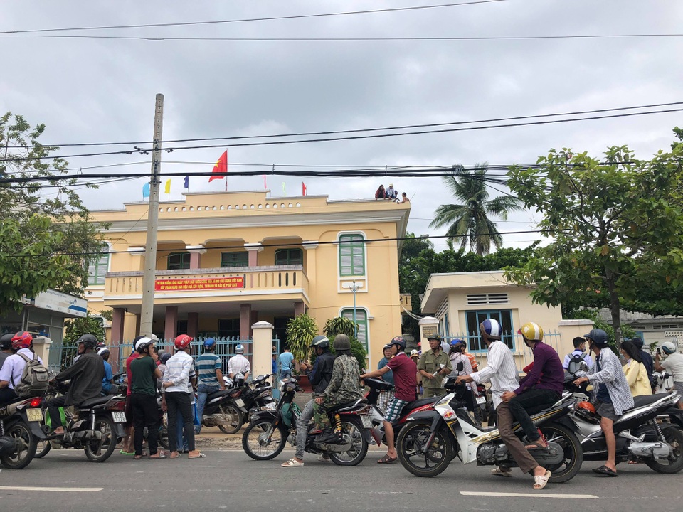 Nam thanh niên leo lên nóc Kho bạc Nhà nước đòi tự tử - 4
Đến 12h trưa, người này vẫn chưa chịu xuống.