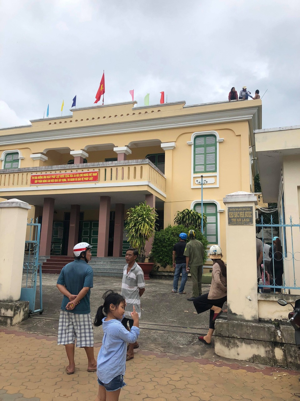 Nam thanh niên leo lên nóc Kho bạc Nhà nước đòi tự tử - 1 Nam thanh niên leo lên nóc nhà, cởi trần và dọa nhảy xuống
