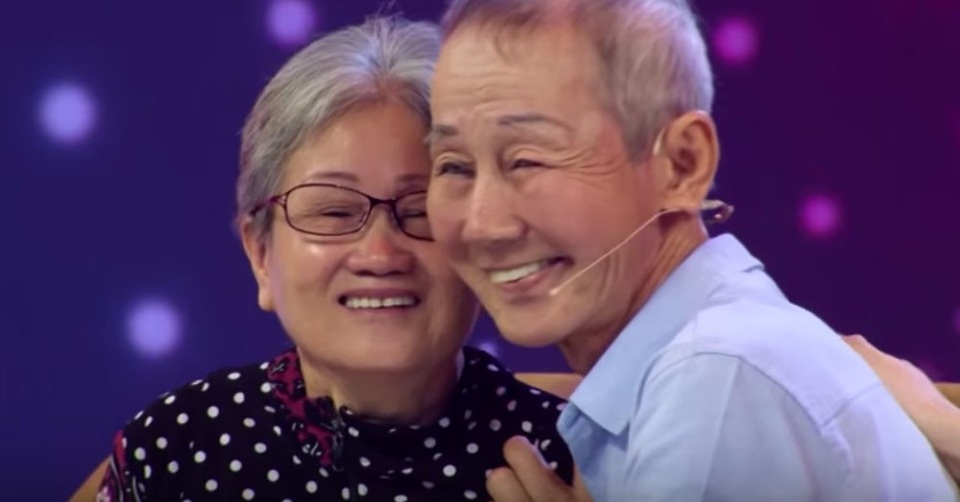 Câu chuyện đầy nước mắt của cụ ông hơn 30 năm hát lô tô - 1 Ông Kim Sa từng có hơn 30 năm hoạt động trong đoàn nghệ thuật lô tô, từng bị đột quỵ, đi lại khó khăn. Ông đưa người bạn đời lên sân khấu cùng chia sẻ.