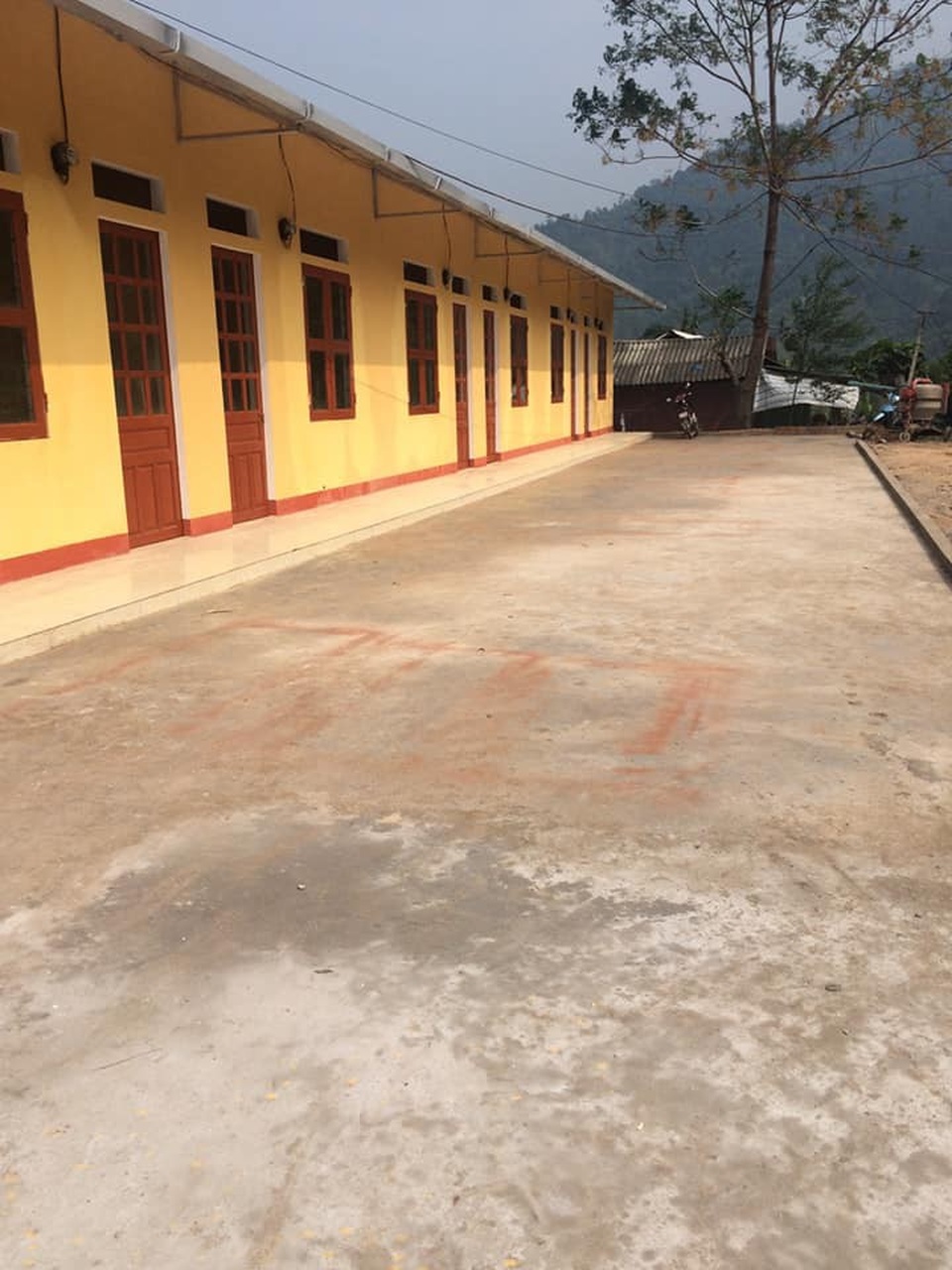 Niềm vui của cô giáo vùng cao trên những công trình phòng học mang tên Dân trí - 14 Niềm vui của cô giáo vùng cao trên những công trình phòng học mang tên Dân trí - 14