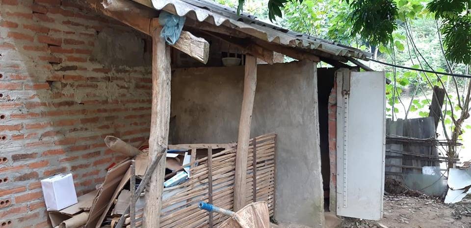 Niềm vui của cô giáo vùng cao trên những công trình phòng học mang tên Dân trí - 8
Nhà tắm quây tạm mấy bức tường thông thống gió, mỗi lần đi tắm thì phải có người canh bên ngoài tránh bị nhìn trộm