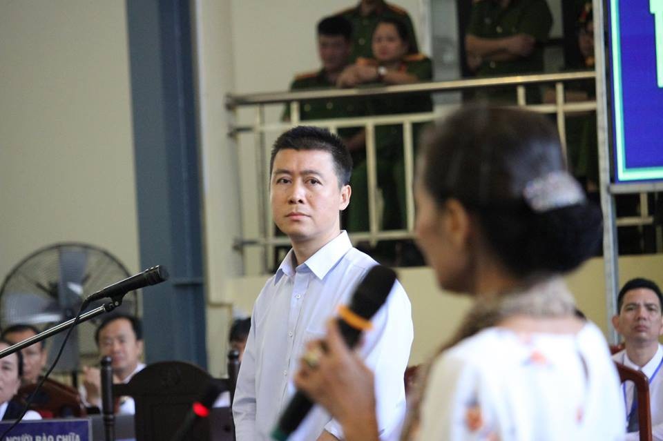 Ông "trùm" Phan Sào Nam rơi nước mắt khi được nhắc đến 2 con - 2 Bị cáo chăm chú nhìn mẹ trả lời HĐXX.
