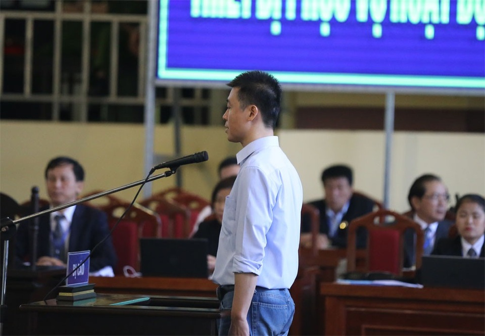 Ông "trùm" Phan Sào Nam rơi nước mắt khi được nhắc đến 2 con - 1 Bị cáo Phan Sào Nam.