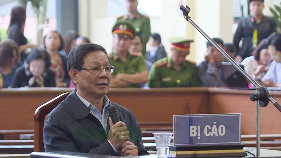Cựu tướng Phan Văn Vĩnh nói nhận trách nhiệm về hành vi phạm tội - 1 Vì lý do sức khỏe, bị cáo Vĩnh được ngồi khai báo.