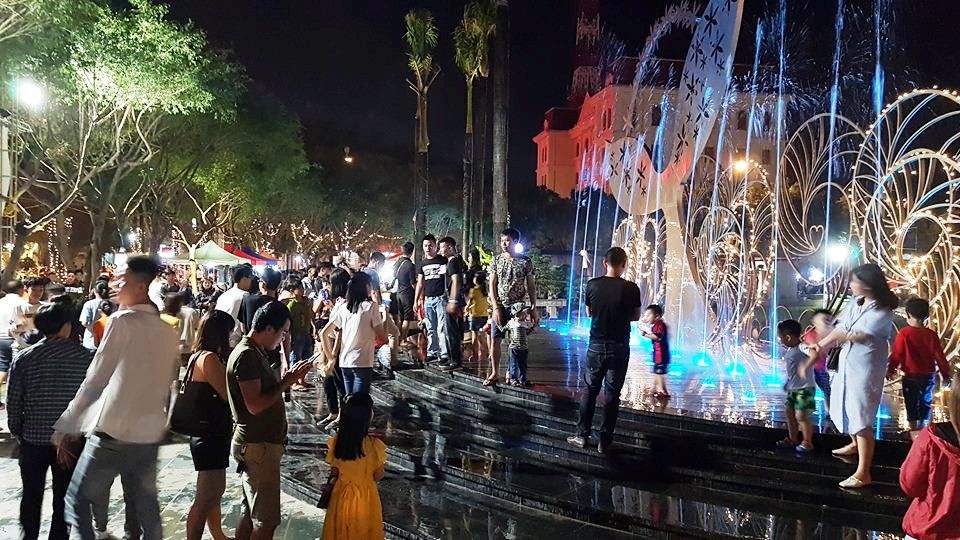 Chưa khai trương, phố đi bộ ở Ninh Bình đã đông nghịt người - 5 Chưa khai trương, phố đi bộ ở Ninh Bình đã đông nghịt người - 5