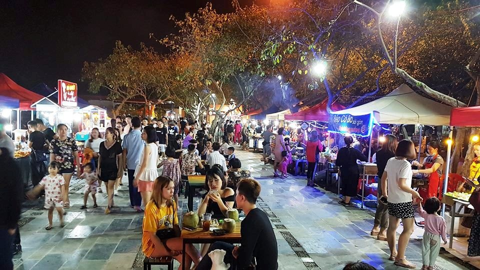 Chưa khai trương, phố đi bộ ở Ninh Bình đã đông nghịt người - 11 Dọc theo tuyến phố đi bộ khoảng 1km có hàng chục quầy bán hàng ăn nhanh, đồ lưu niệm... phục vụ khách.