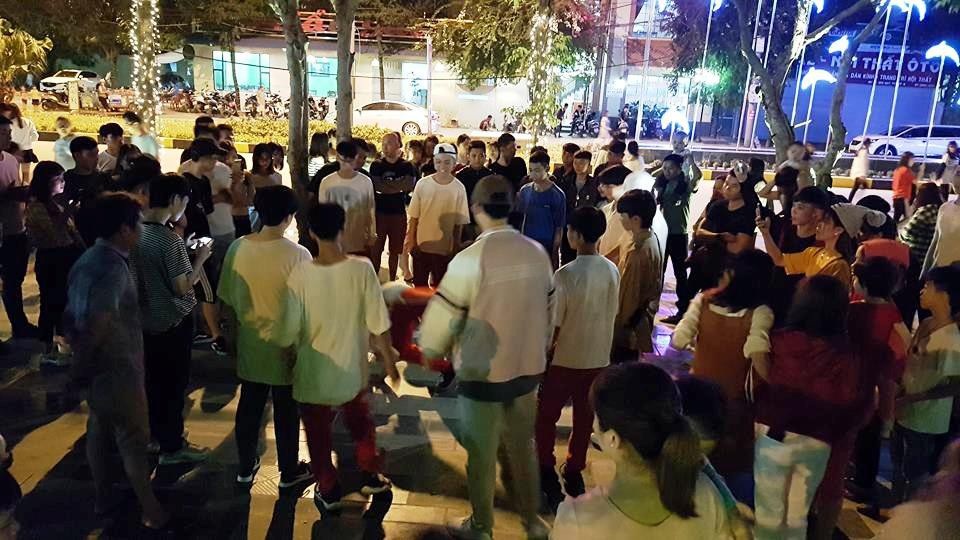Chưa khai trương, phố đi bộ ở Ninh Bình đã đông nghịt người - 13 Các nhóm nhảy, âm nhạc đường phố giao lưu vào ngày cuối tuần thu hút đông người đến xem.
