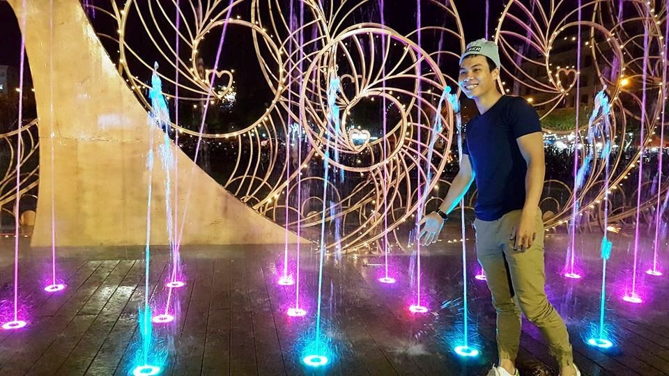 Chưa khai trương, phố đi bộ ở Ninh Bình đã đông nghịt người - 6 Người dân và du khách tập trung về khu nhạc nước vui chơi và chụp ảnh lưu niệm.
