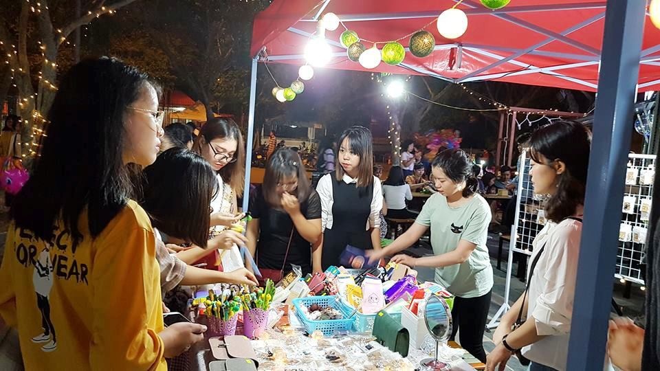Chưa khai trương, phố đi bộ ở Ninh Bình đã đông nghịt người - 10 Gian bán hàng lưu niệm.