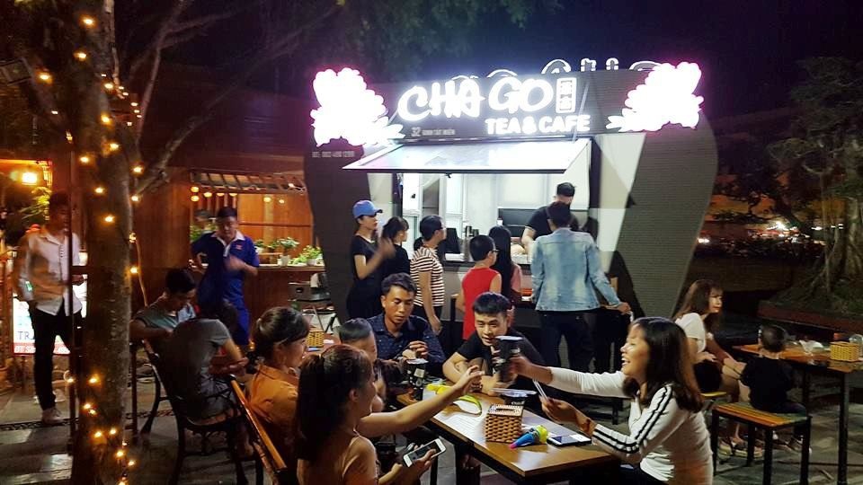Chưa khai trương, phố đi bộ ở Ninh Bình đã đông nghịt người - 9 Các quầy nước giải khát, chè, cà phê phục vụ du khách được bố trí hợp lý và rất đẹp mắt.