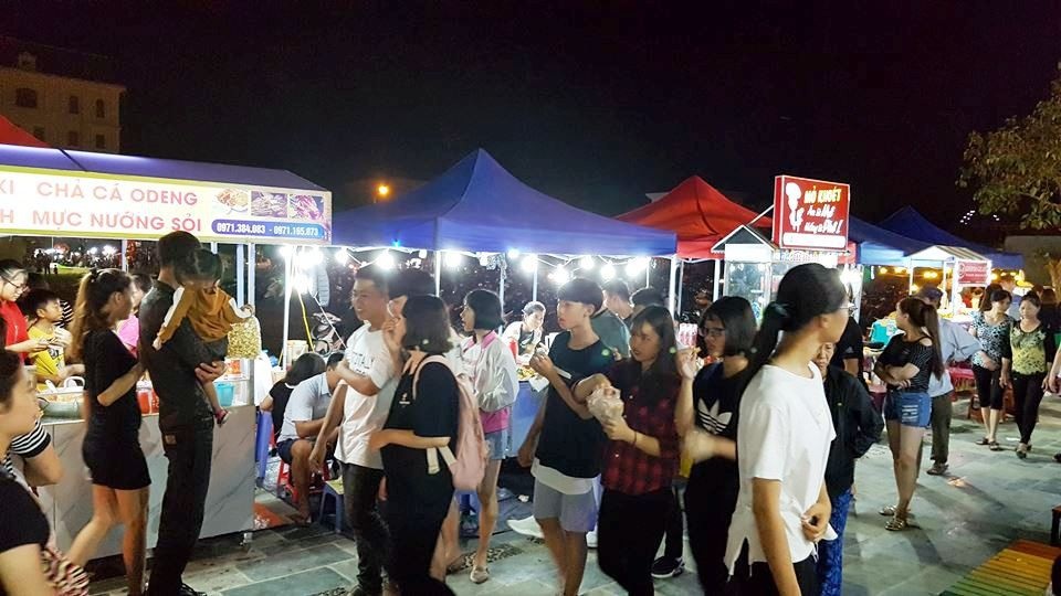 Chưa khai trương, phố đi bộ ở Ninh Bình đã đông nghịt người - 7 Phố thu hút đông các bạn trẻ.