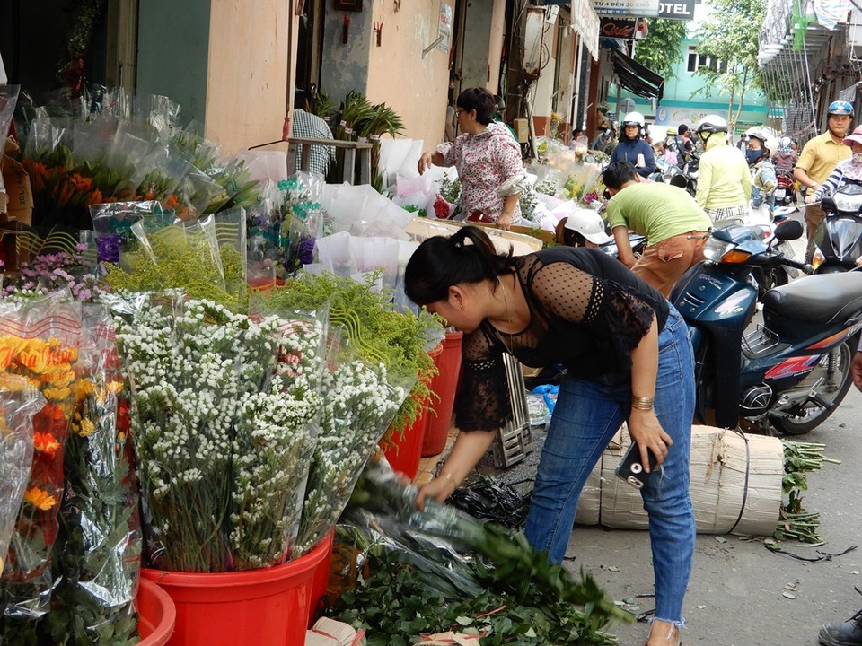 Thị trường 20/11: Giá hoa tươi tăng gấp 2-3 lần ngày thường - 1 Chợ bán hoa sỉ nhộn nhịp người bán người mua