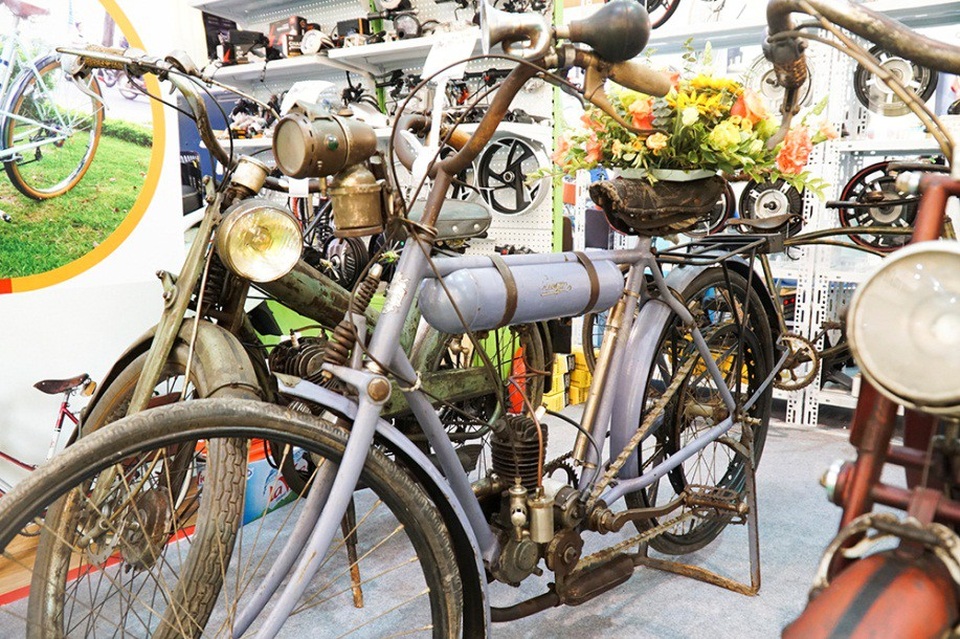 
Chiếc xe đạp cổ độc đáo với hơn 108 năm tuổi xuất hiện tại một triển lãm diễn ra ở Cung văn hóa hữu nghị Việt - Xô.
