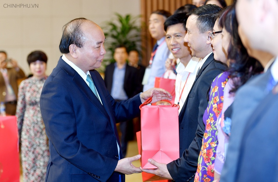 Thủ tướng: Người thầy phải “gieo mầm” những phẩm chất tốt đẹp - 2
Thủ tướng Nguyễn Xuân Phúc tặng quà các nhà giáo - Ảnh: VGP/Quang Hiếu