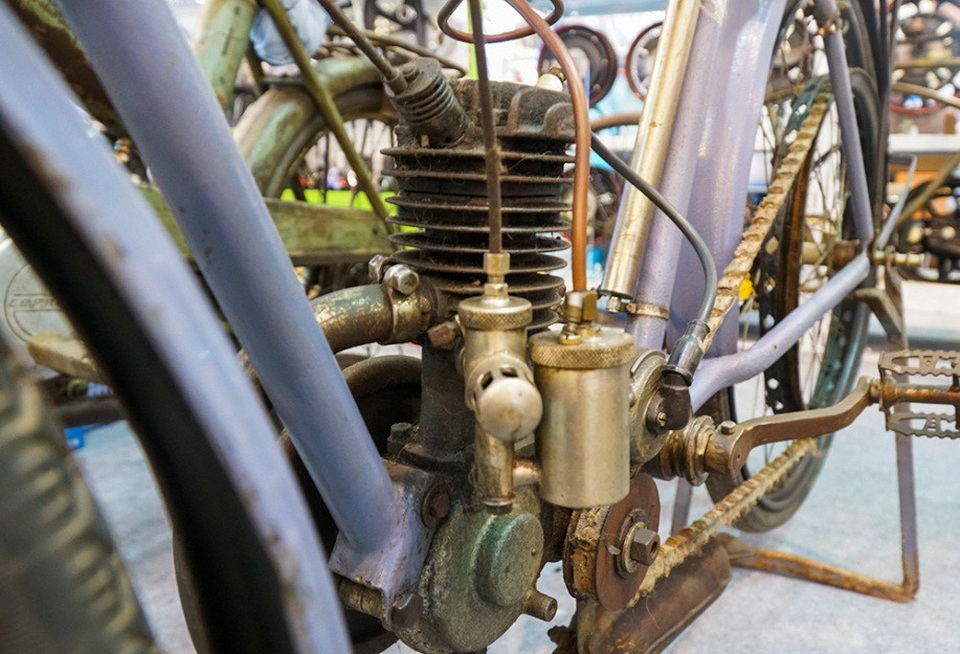 
Chiếc xe được sản xuất vào năm 1910 tại Pháp, là một chiếc xe đạp có sử dụng động cơ 2 kỳ, luôn được bảo dưỡng cẩn thận.
