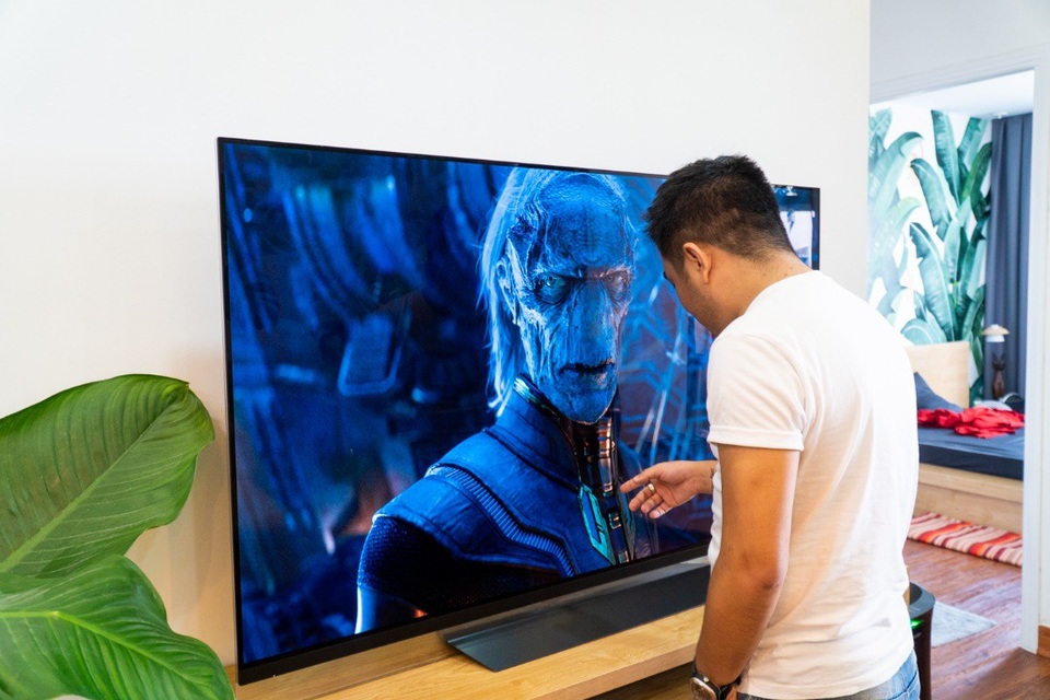 Nhà phê bình phim "nghìn like" bày cách chọn TV chuẩn không cần chỉnh - 2 Công nghệ OLED giúp TV có màu đen sâu và nhiều chi tiết hơn.