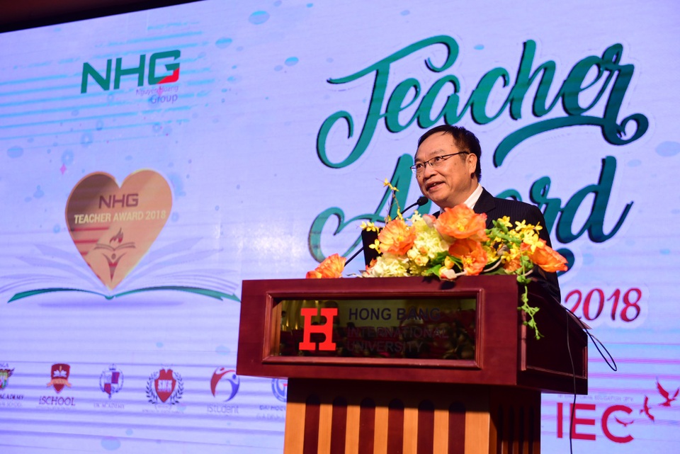 Teacher Award 2018 - Vinh danh những “trái tim vàng” trong sự nghiệp trồng người - 2
Tiến sỹ Đinh Quang Nương - Phó tổng giám đốc Tập đoàn Nguyễn Hoàng phát biểu tại lễ Teacher Award.