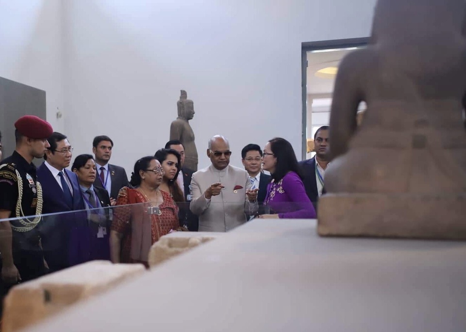 Tổng thống Ấn Độ tham quan khu đền tháp Mỹ Sơn - 10 Tổng thống Ram Nath Kovind lắng nghe thuyết minh về các hiện vật trưng bày tại Bảo tàng