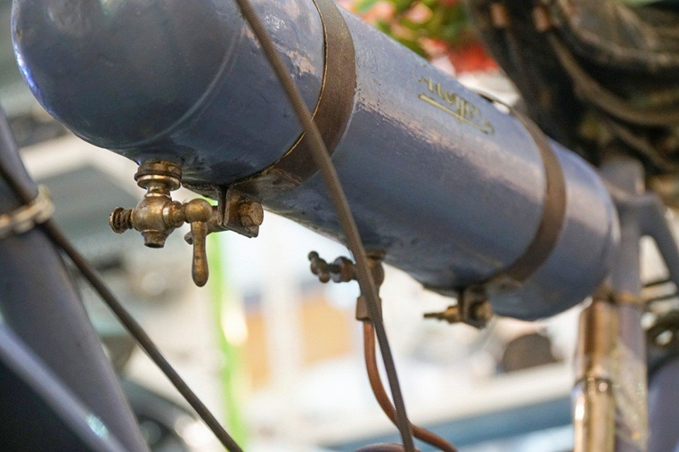 
“Cả thế giới có 3 chiếc xe đạp như vậy, nhưng hiện tại chỉ có chiếc xe đạp của tôi là còn hoạt động được”, anh Bùi Xuân Mai, chủ nhân chiếc xe đạp, chia sẻ.
