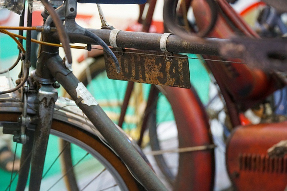 
Chiếc xe đạp máy có biển số đã hoen gỉ theo thời gian.
