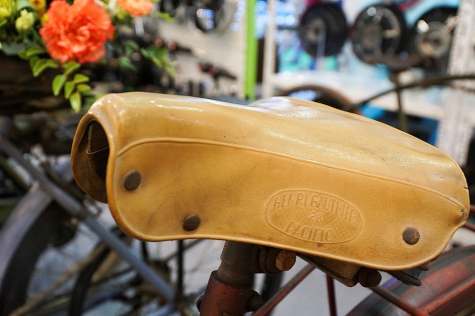 
Yên xe được làm bằng chất liệu da.
