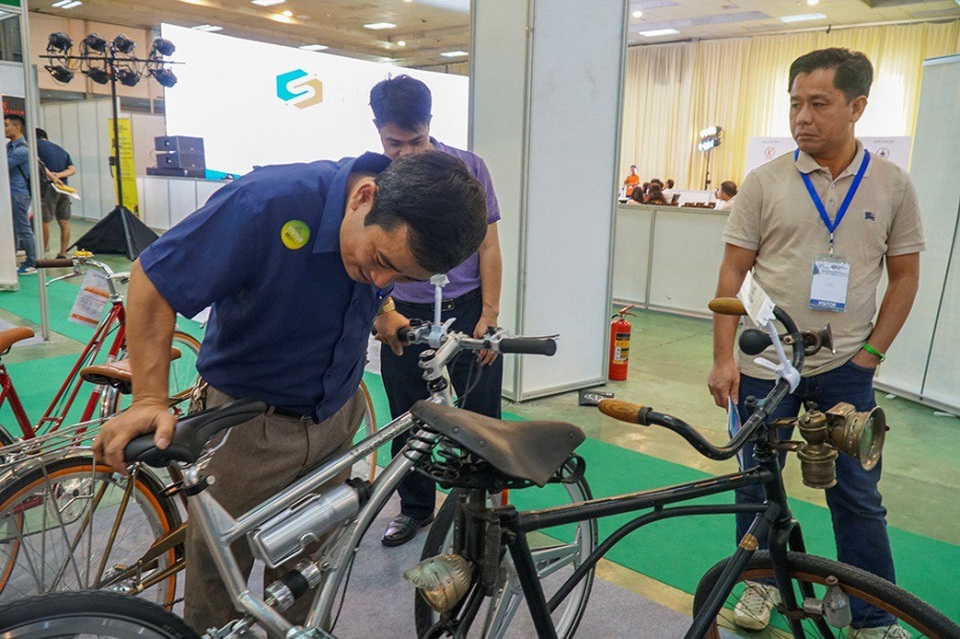 
Ngoài chiếc xe đạp cổ còn có chiếc xe đạp thương hiệu Mercedes-Benz, theo chủ nhân của chiếc xe này thì phải mua ô tô thương hiệu Mercedes-Benz dòng cao cấp thì sẽ được tặng một chiếc xe đạp cùng thương hiệu.
