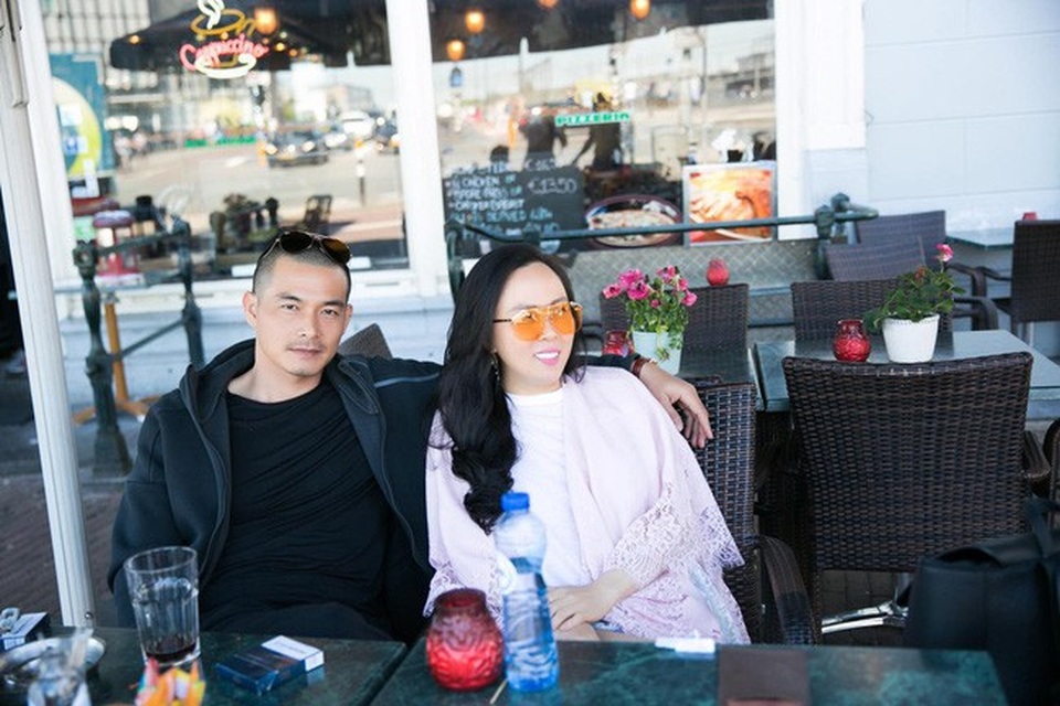 Quách Ngọc Ngoan: “Đi qua giông bão, tôi sống bình lặng và đỡ vấp váp hơn” - 2 Quách Ngọc Ngoan thấy hạnh phúc khi sống cùng Phượng Chanel bởi đây là một người phụ nữ chu toàn.