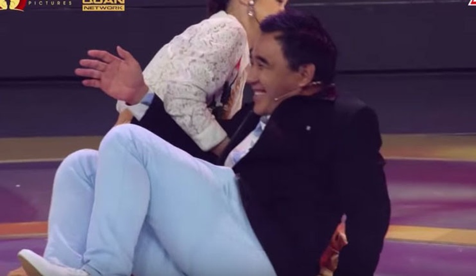 MC Quyền Linh “ngã lăn” trên sân khấu khiến khán giả cười ngặt nghẽo - 1