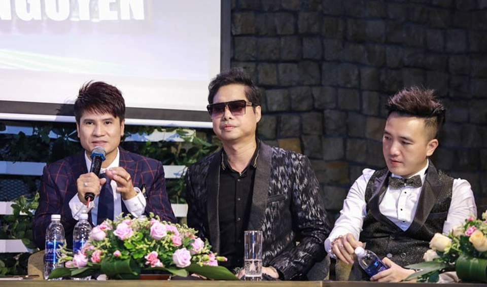 Ông hoàng nhạc sến Ngọc Sơn (giữa) đến chúc mừng học trò- ca sĩ Lương Gia Huy (trái) làm liveshow lớn đầu tiên tại quê nhà.