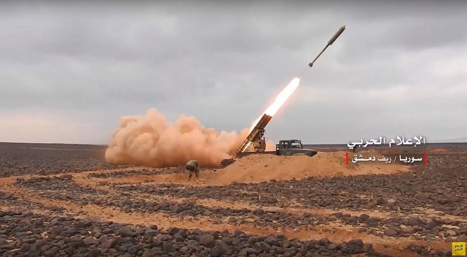 Syria dồn dập tung hỏa lực san phẳng sào huyệt cuối cùng của IS ở phía nam - 1 Syria bắn dồn dập hỏa lực vào khủng bố ở phía nam nước này (Ảnh: Almasdar News)