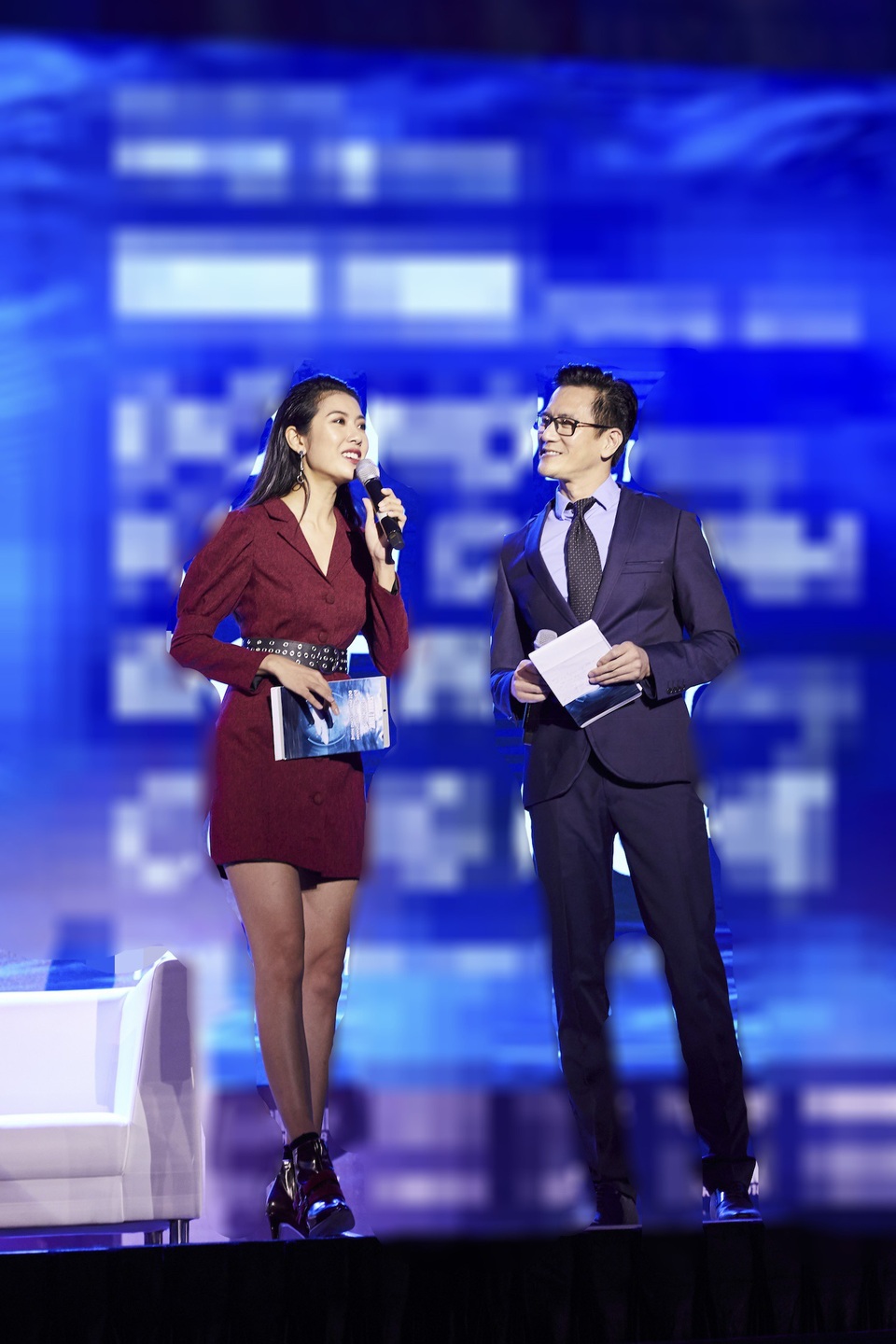 Á hậu Thuý Vân quyến rũ làm MC Thương vụ bạc tỷ - Shark Tank - 5 Người đẹp cho biết, việc đứng trước hơn 2.000 khách tham dự và dẫn dắt cho một chương trình lớn không làm cô cảm thấy khó khăn, hay lo lắng nhiều. Sau hai năm tích luỹ kinh nghiệm dẫn dắt chương trình, kể cả trực tiếp lẫn sóng truyền hình, mọi thứ dần thoải mái, cô cảm thấy phấn khích và tập trung hơn so với thời gian đầu.