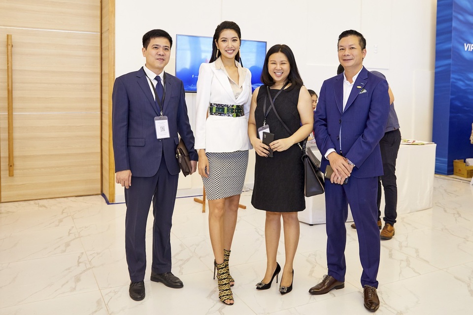 Á hậu Thuý Vân quyến rũ làm MC Thương vụ bạc tỷ - Shark Tank - 7 Thuý Vân ngày càng đam mê lĩnh vực MC. Không chỉ dẫn dắt khéo léo cùng giọng nói truyền cảm bằng tiếng Việt, Thuý Vân còn có khả năng nói lưu loát bằng tiếng Anh.