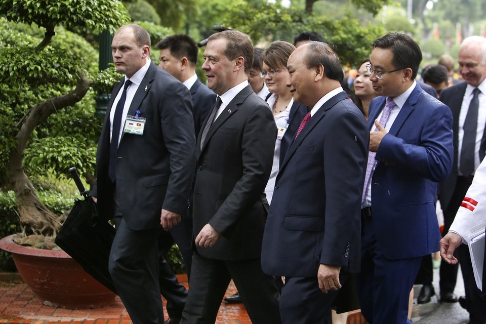 
Hai nhà lãnh đạo trò chuyện trong lúc di chuyển sau lễ đón
