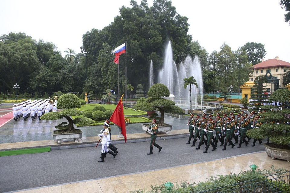Thủ tướng Nguyễn Xuân Phúc đón người đồng cấp Nga trong cơn mưa Hà Nội - 2