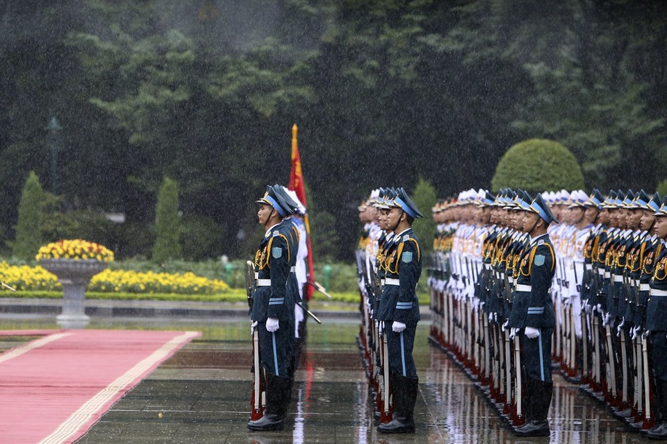 Sáng 19/11, đội nghi lễ đón Thủ tướng Nga dưới trời mưa dày hạt tại Thủ đô Hà Nội