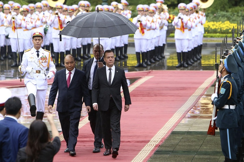 Hai Thủ tướng duyệt đội danh dự