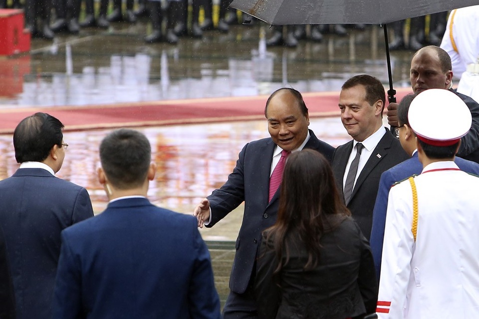 Thủ tướng Nguyễn Xuân Phúc giới thiệu với Thủ tướng Nga về thành phần đoàn Việt Nam dự Lễ đón