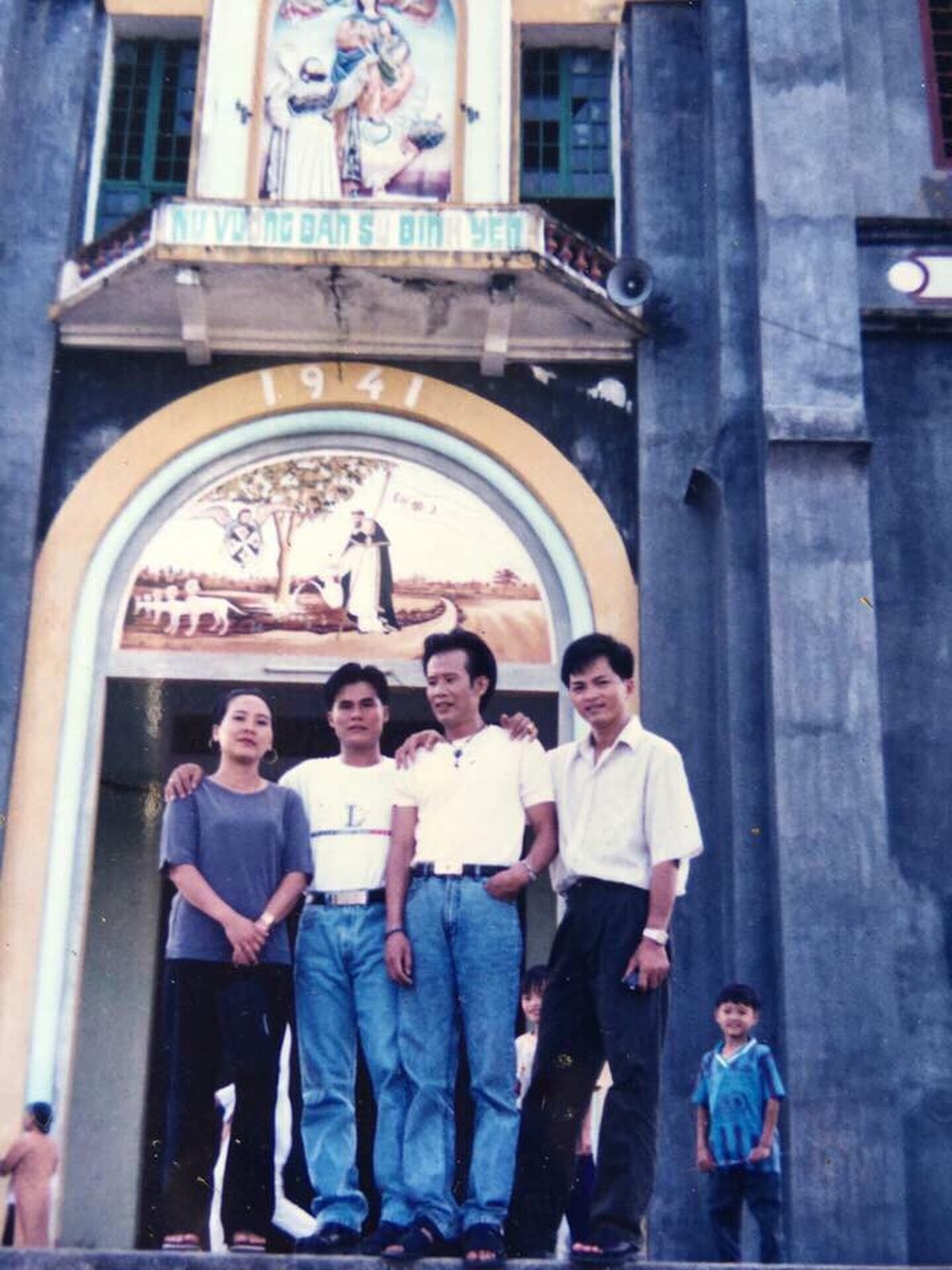 Những góc khuất chưa bao giờ hé lộ của Tuấn Vũ qua lời kể của em gái - 1 Danh ca Tuấn Vũ cùng các em chụp tại quê nhà năm 2001, khi lần đầu tiên anh trở lại sau nhiều năm định cư ở hải ngoại. Ảnh: NVCC.
