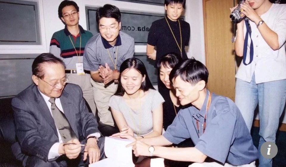 Tỷ phú Mã Vân: “Nếu không có Kim Dung, sẽ không có Mã Vân và Alibaba” - 5
Bút tích của Kim Dung tặng cho Mã Vân trong cuộc gặp để lại ký ức sâu đậm trong Mã Vân: “Tôi thà rời bỏ cả một kho tàng của cải chọn lấy hai bàn tay trắng còn hơn phải đánh đổi lòng chính trực của mình. Tiền tài có thể gác sang bên, nhưng trung tín không bao giờ được xem nhẹ”.