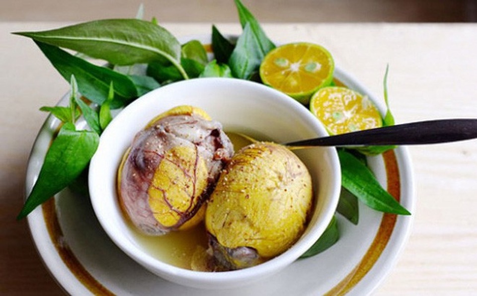 Phô mai giòi, cá mập thối trưng bày ở bảo tàng đồ ăn “kinh dị” khiến du khách “muốn nôn” - 1 Không phải thực khách nước ngoài nào cũng đủ can đảm thử món trứng vịt lộn