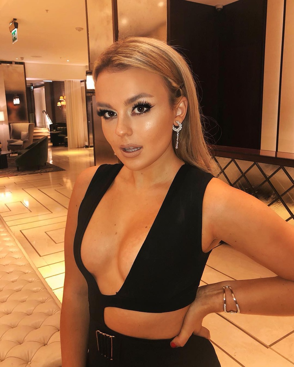 Tallia Storm ngày càng bốc lửa - 4
Ngôi sao xinh đẹp từng đi lưu diễn cùng danh ca Elton John