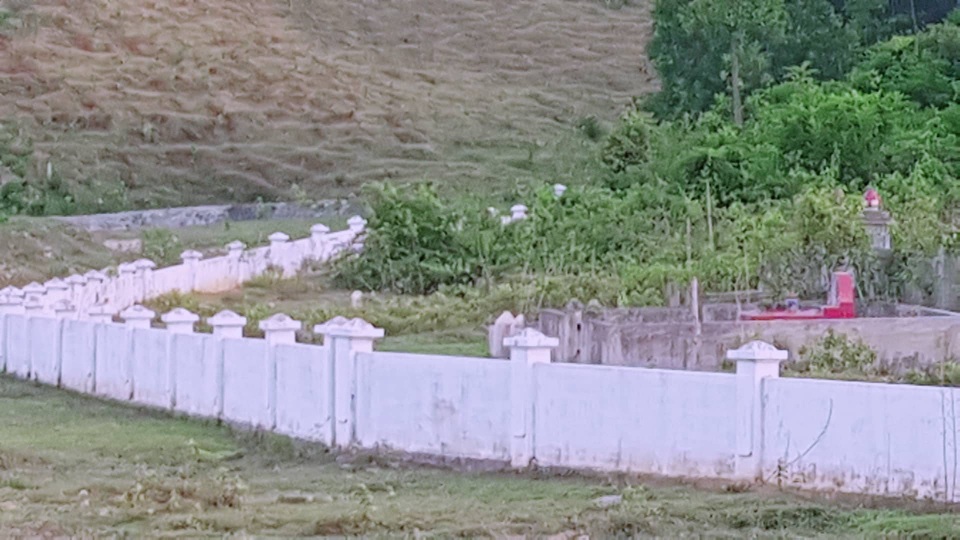 Bãi than núp bóng nghĩa trang: Diện tích đào bới lớn gấp 10 lần phạm vi dự án - 3 Dư luận bức xúc vì trong khi dự án xây nghĩa trang bị doanh nghiệp cắt bớt nhiều hạng mục thì diện tích khu vực được khai thác để lấy đất san nền lại ngày một mở rộng
