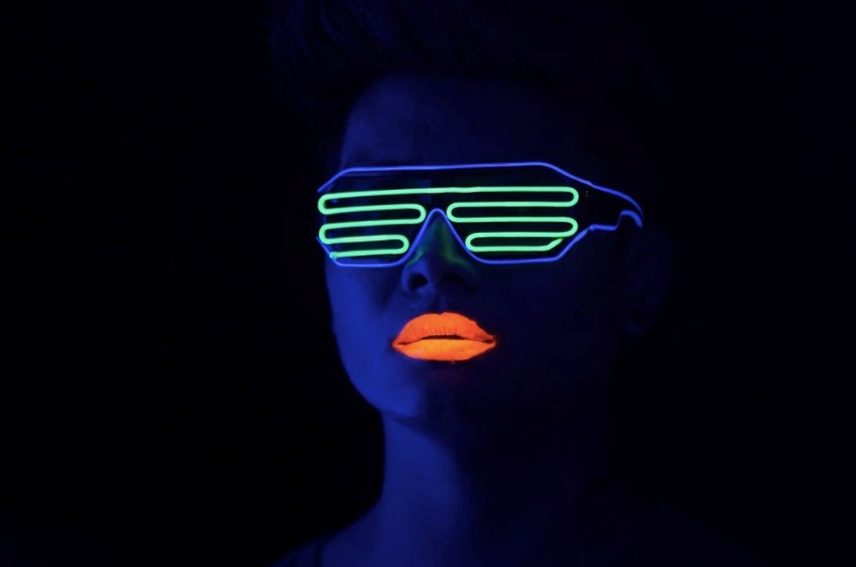 Đột nhập hậu trường MV ca khúc Stay Open “vui tới nóc” sắp ra mắt của Tóc Tiên - 1
Đi quẩy với mặt sơn phát quang, bạn đã thử?