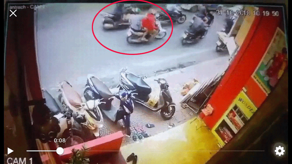 Hà Nội: Đang đi xe máy bỗng bị “người lạ” đạp, lao vào ô tô ngã dúi dụi - 1
Bị người lạ đạp bất ngờ, chị Nguyễn Ngọc A. ngã dúi dụi.