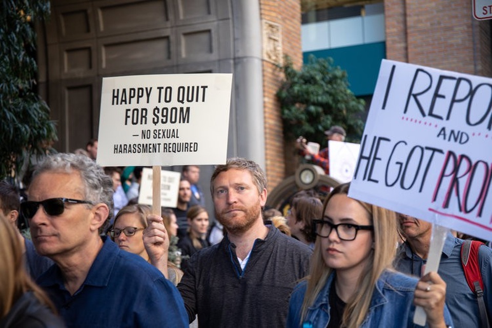 Nhân viên Google trên toàn thế giới đồng loạt xuống phố biểu tình nạn quấy rối tình dục tại môi trường làm việc.