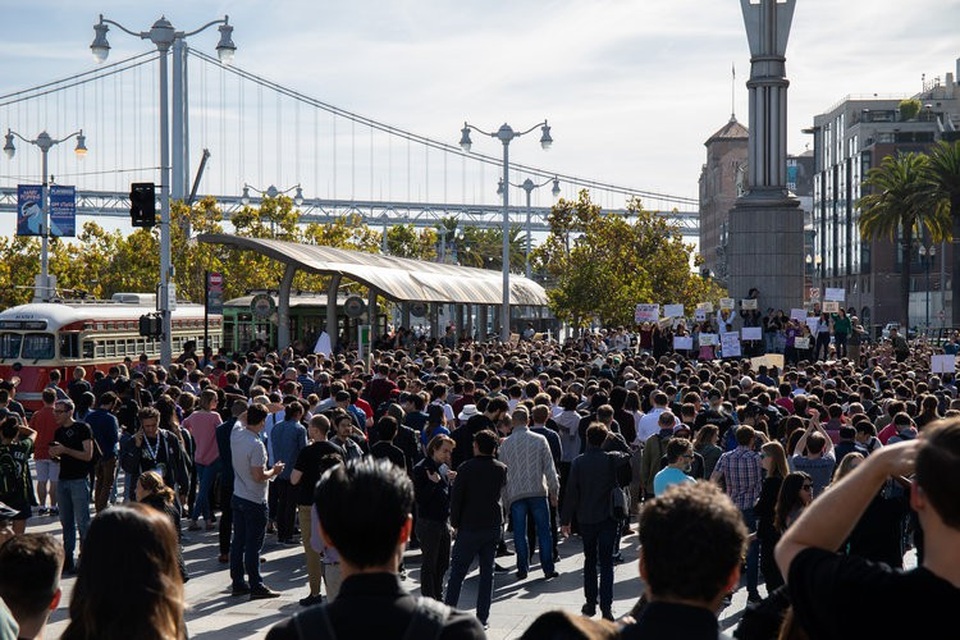 Chùm ảnh: Nhân viên Google tràn xuống đường biểu tình, phản đối nạn quấy rối tình dục - 14