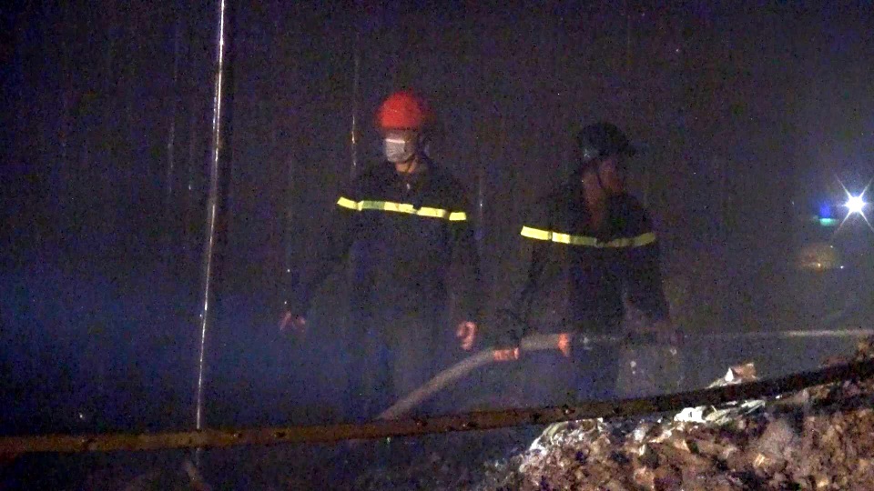 Khói bốc lên mù mịt khiến công tác chữa cháy gặp nhiều khó khăn.