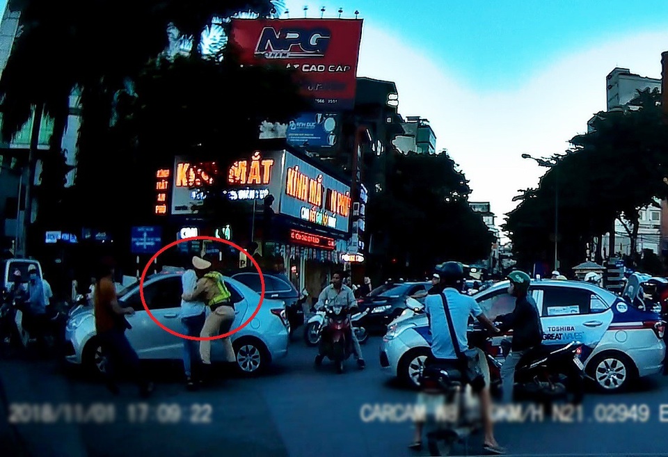 Hà Nội: Tài xế taxi dùng tuýp sắt để giải quyết mâu thuẫn sau va chạm giao thông - 2
Ngay sau khi phát hiện sự việc, một số cán bộ Tổ công tác Y19/141 (Công an Hà Nội) cố gắng khống chế lái xe taxi loạn đả trên phố